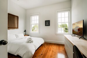 3 bedrooms, desk, iron/ironing board, WiFi