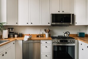 Jääkaappi, mikroaaltouuni, uuni, liesi