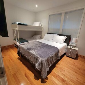 4 soverom, strykejern/-brett, reiseseng for barn og wi-fi (inkludert)