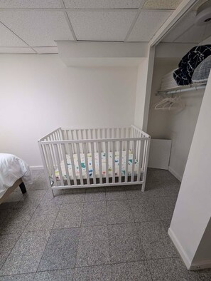 4 chambres, fer et planche à repasser, lit de bébé portatif