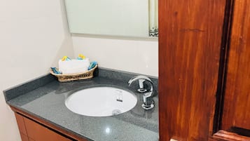 Habitación básica doble | Baño | Regadera, toallas, jabón, shampoo