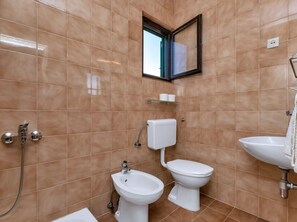 Double Room (Comfort Double room with Balcony and ) | Bathroom | Shower, towels