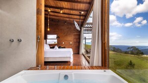 Een slaapkamer met een bed, een raam en uitzicht op de omgeving.