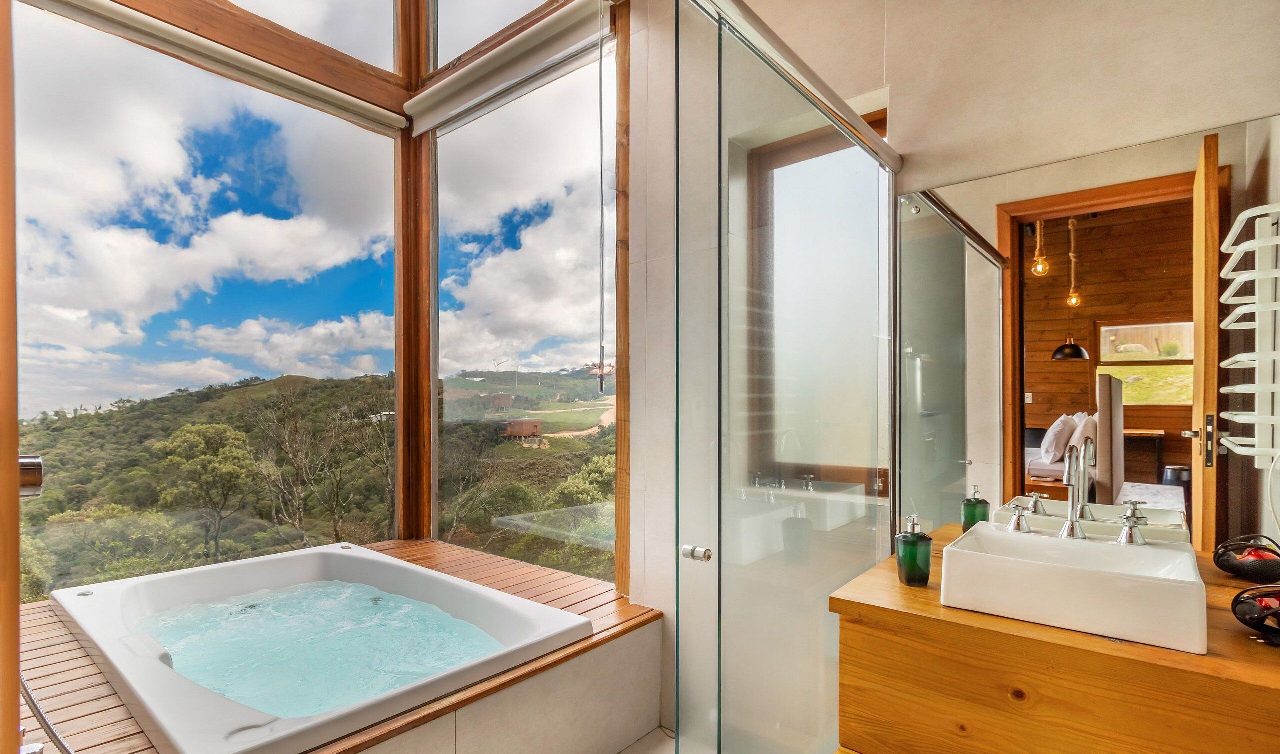 Basic Chalet | Bathroom | Separate tub and shower