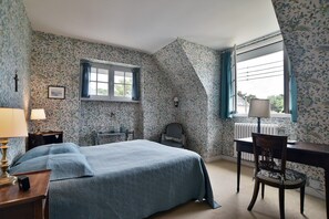 6 bedrooms, iron/ironing board, free WiFi