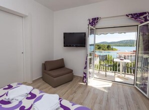 10 bedrooms, cots/infant beds, free WiFi - Cozy Seaview Retreat A & M Apartments (Pirovac)