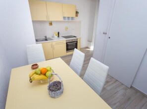 Apartment (Standard One Bedroom Apartment with T) | Dining room