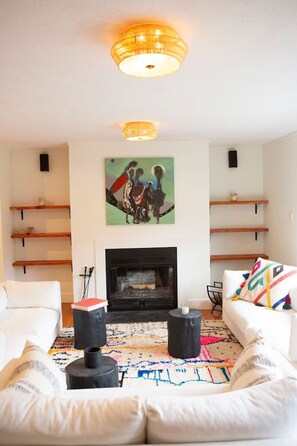 Älytelevisio, takka, kirjoja, stereot