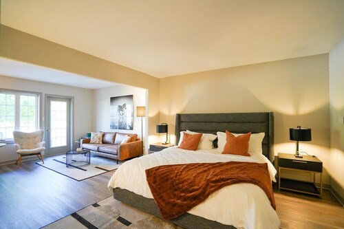 Modern, fully renovated Studio!