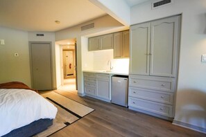 1 bedroom, desk, WiFi, bed sheets - Modern, fully renovated Studio! (Shanty Bay)