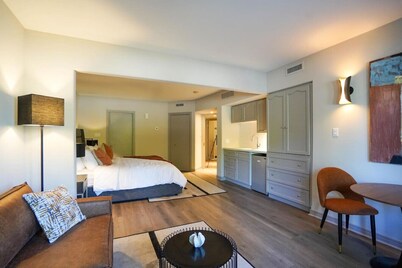 Modern, fully renovated Studio!