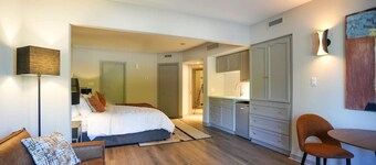 Modern, fully renovated Studio!