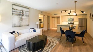 Un apartamento moderno con sala de estar, comedor y cocina.