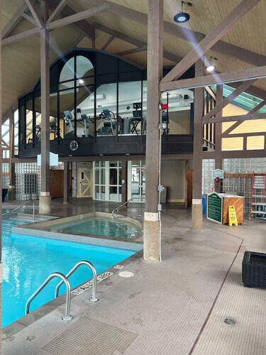 Lower Level LuxSuite - 1min Walk from Heated Pool!