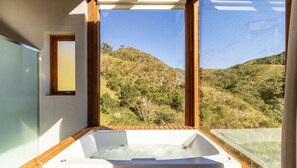 Basic Chalet | Bathroom | Separate tub and shower