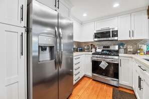 Casa, patio, vistas a la montaña | Cocina privada