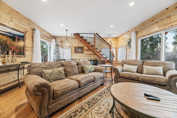 House, Patio, Mountain View | Living area | TV, DVD player - Casa Luna (Big Bear City)