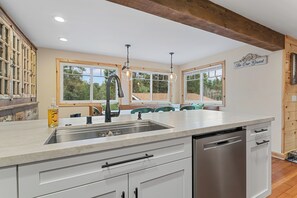 House, Patio, Mountain View | Private kitchen | Electric kettle, toaster - Casa Luna (Big Bear City)