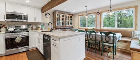 House, Patio, Mountain View | Dapur peribadi | Cerek elektrik, pembakar roti