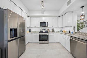Refrigerador, microondas, horno, placa de cocina