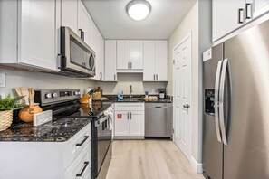 雪櫃、微波爐、焗爐、爐具