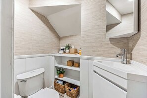 Douche, sèche-cheveux, serviettes fournies