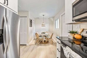 雪櫃、微波爐、焗爐、爐具