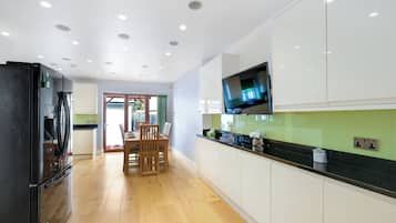 Microondas, horno, parrilla de estufa y lavavajillas