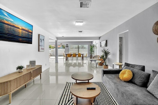 Smart TV - Sun & Sand Retreat – 4BR Heated Pool Home (Hollywood)