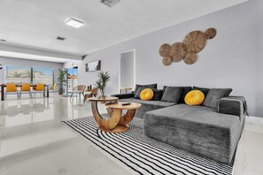 Smart TV - Sun & Sand Retreat – 4BR Heated Pool Home (Hollywood)