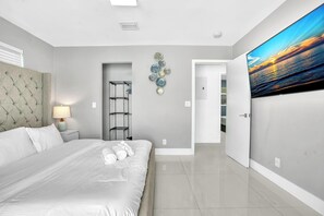 4 bedrooms, iron/ironing board, travel cot, free WiFi - Sun & Sand Retreat – 4BR Heated Pool Home (Hollywood)