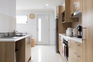 Refrigerador, microondas, horno, placa de cocina