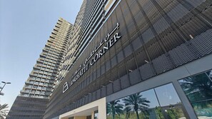 Un edificio moderno con un letrero llamativo que dice "BINGHAITI CORNER".