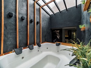 مغطس خاص في السبا