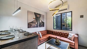 Apartamento luxo | Área de estar | Smart TV 50 polegadas com canais digitais