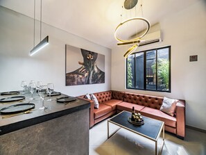 Deluxe Apartment | Ruang tamu | 50 inci sebuah televisyen pintar dengan digital 