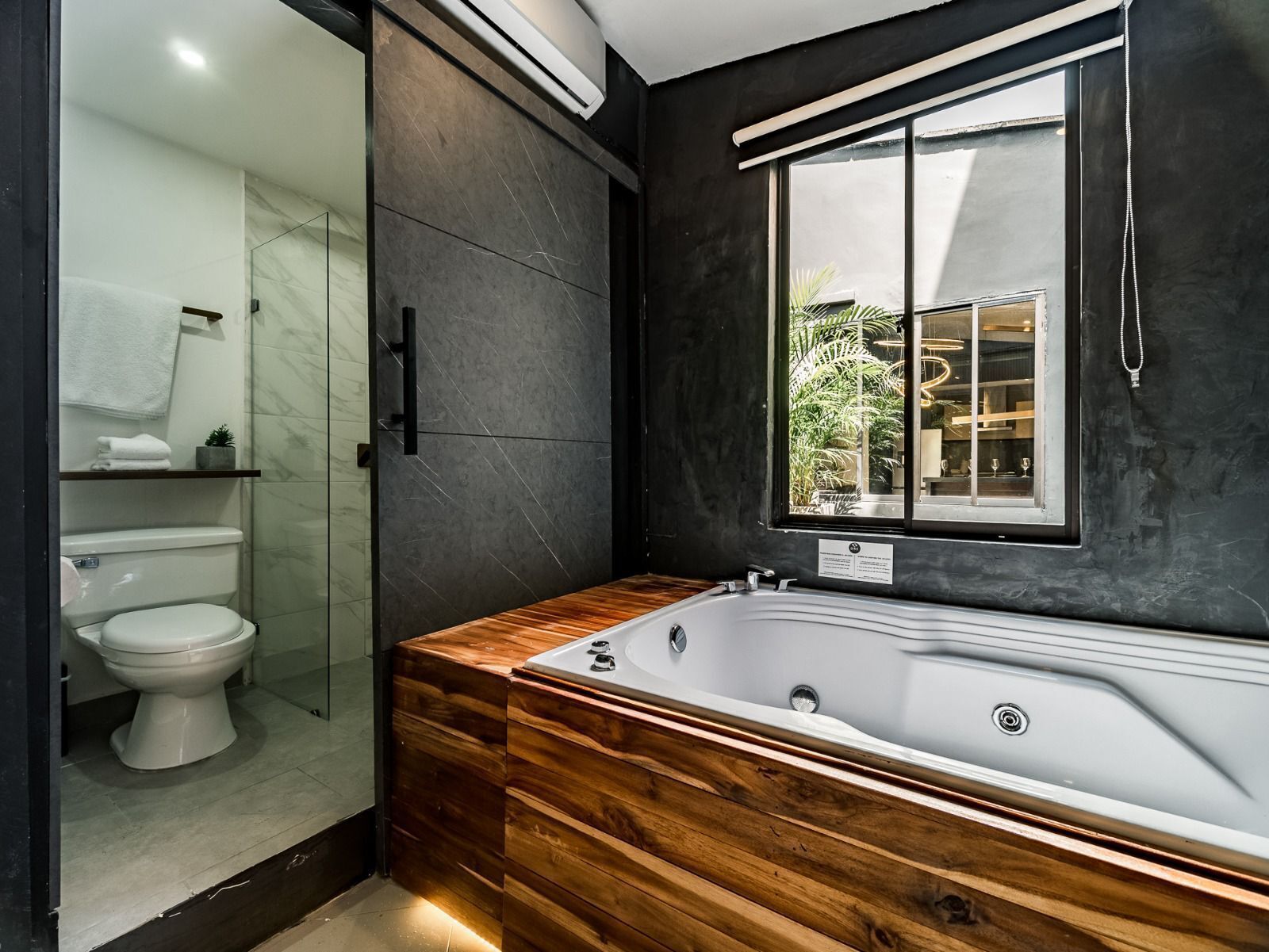 Appartement Deluxe | Salle de bain | Baignoire, articles de toilette (gratuits), séchoir à cheveux