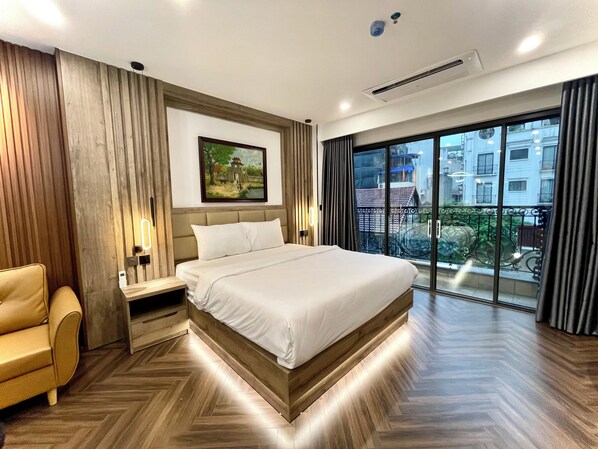 Luxe appartement, balkon, uitzicht op de stad | Een strijkplank/strijkijzer, gratis wifi