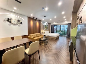 Luxe appartement, balkon, uitzicht op de stad | Een strijkplank/strijkijzer, gratis wifi