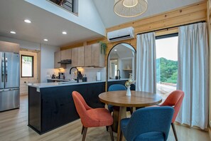 Fridge, microwave, oven, stovetop - The Fives - 22450 Cloud View (Bristol)