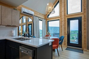 Fridge, microwave, oven, stovetop - The Fives - 22450 Cloud View (Bristol)