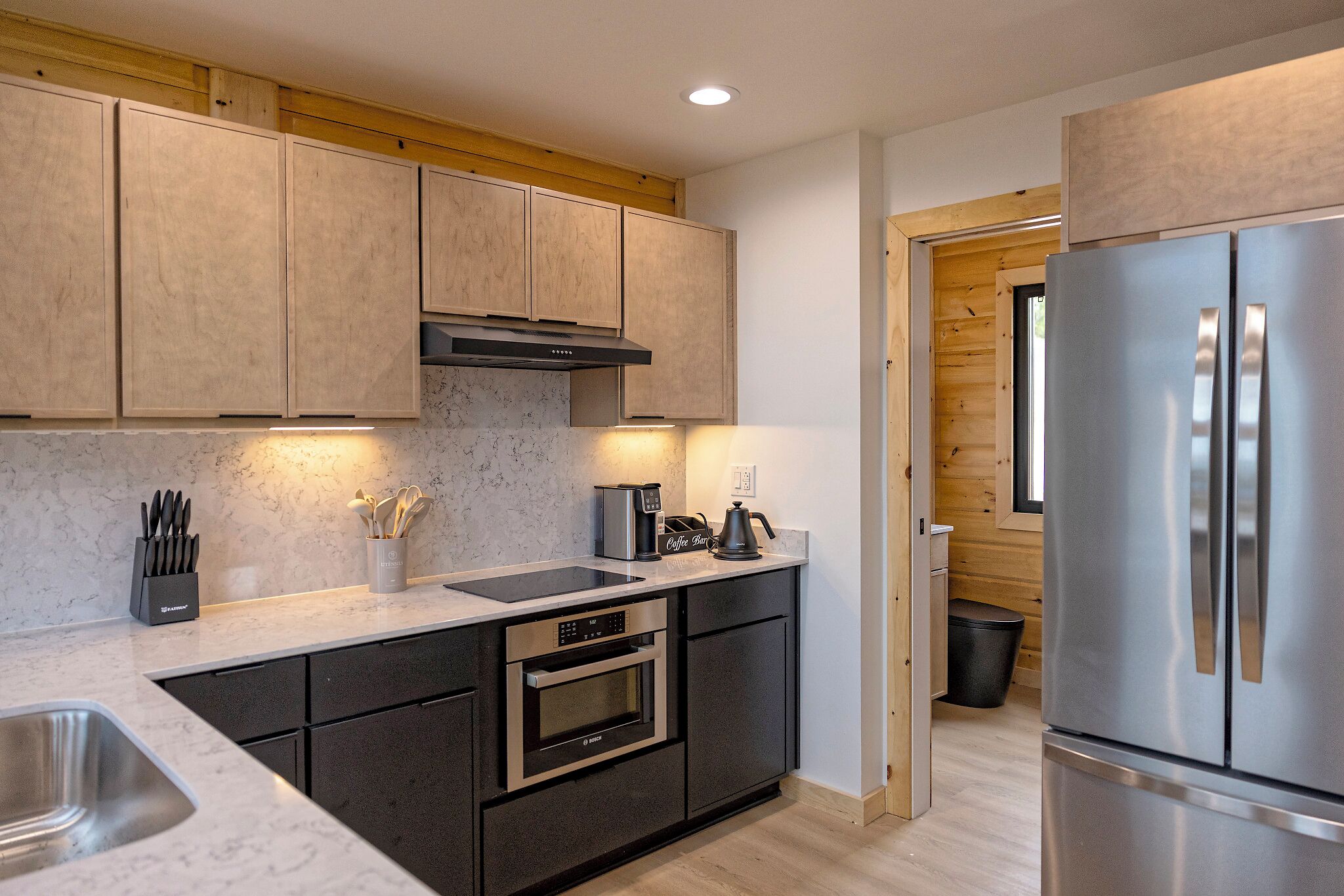 Kylskåp, mikrovågsugn, ugn och spishäll