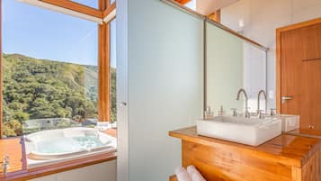 Basic Chalet | Bathroom