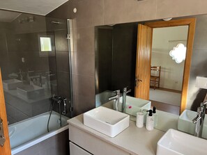 Asciugacapelli, bidet, asciugamani, sapone