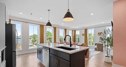 4BR Sleeps 14 | Makeup Room + Rooftop!