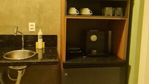 A compact kitchen with a sink, countertop, and built-in appliances. - CJC Short Stay Ilusion (Natal)