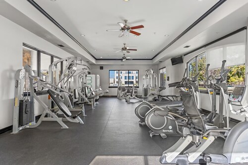 Stylish 1BR + pool Walk to Bars & Bites in the heart of Addison