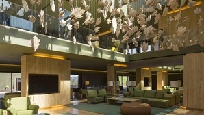 A spacious lobby with a high ceiling, large seating area, and a modern design. - Monverde - Wine Experience Hotel - by Unlock Hotels (Borba de Godim)