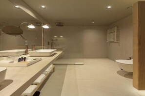 A modern bathroom with multiple sinks, a large mirror, and recessed lighting. - Monverde - Wine Experience Hotel - by Unlock Hotels (Borba de Godim)
