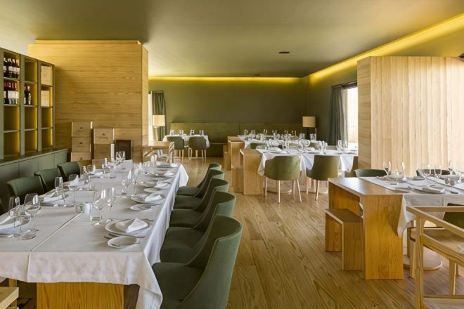 Un restaurant doté de nombreuses tables pour accueillir les clients, d’un plancher en bois et d’un décor intérieur moderne.
